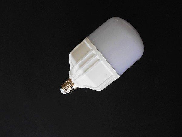 6. LED ampuller diğerlerine göre bir miktar pahalı olsa da yaptığınız tasarruf fiyatını çoktan çıkaracaktır.