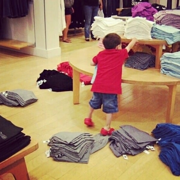 1. Хуже, чем этот ребенок, только его родители, которые позволяют ему себя так вести