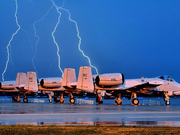 11. Основной цвет на этой картинке - это...