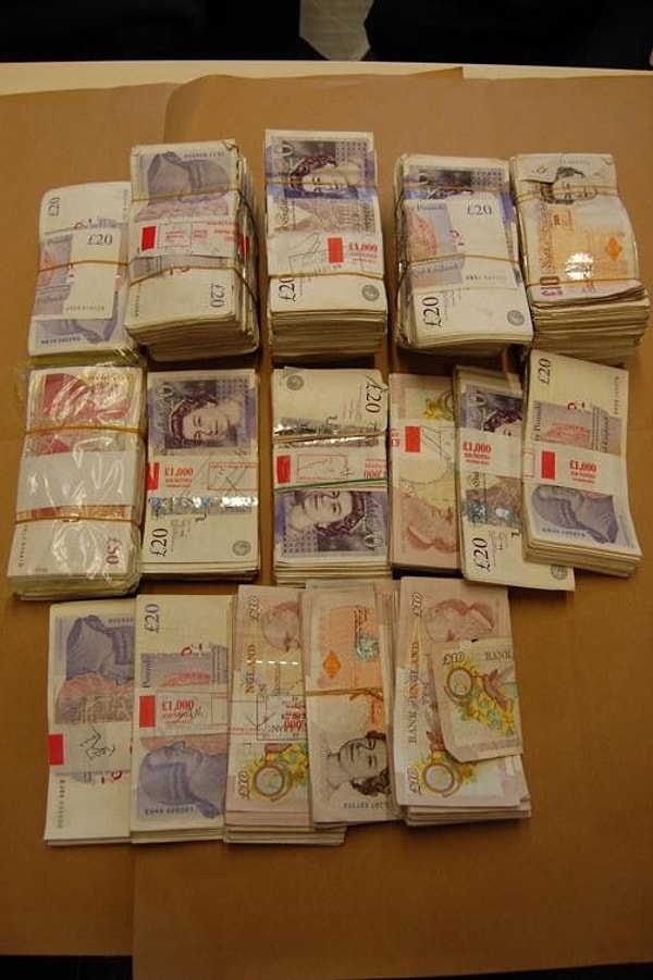 Используя шотландский, валлийский и британский акценты, мужчина звонил клиентам банка, представлялся сотрудником отдела по борьбе с интернет-мошенничеством и легко получал личную информацию клиентов.