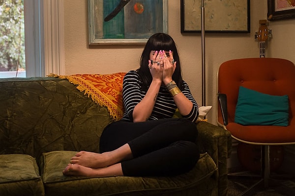 Парень стал раскованнее и иногда даже забывал, что он проводит фотосъемку в голом виде.