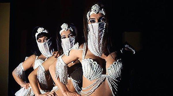Aslında Mezdeke'nin anlamı da buradan geliyor: Mısırlı kadınların kına gecelerinde yaptıkları peçeli bir dans
