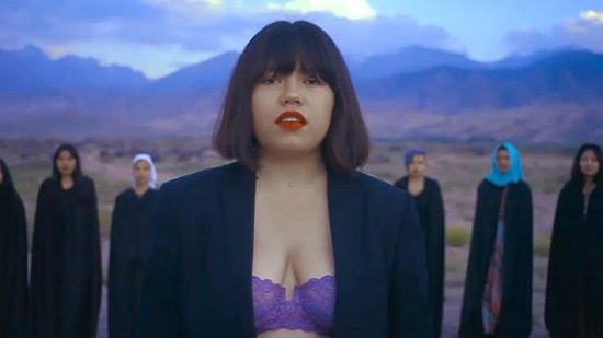 19 Yaşındaki Kırgız Şarkıcı Klibinde Sütyenli Olduğu İçin Ölümle Tehdit Ediliyor: 'Başını Ezeceğiz'