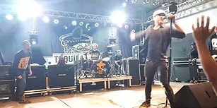 Stage Diving Yapmak İsterken Pantolonu Düşen Adamın Zor Anları