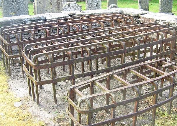 8. Victorya Dönemi'nde insanlar ölüler tekrar hayata dönerse diye sık sık mezarların etrafına kafesler yaptırırdı.