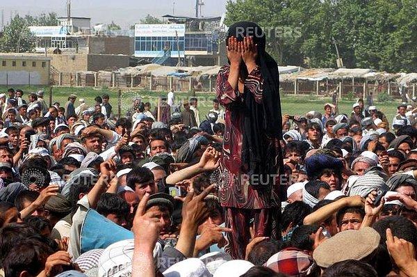 Ancak fotoğrafın Afganistan’da para karşılığı satılan bir kız çocuğunu gösterdiği iddiası doğru değil.