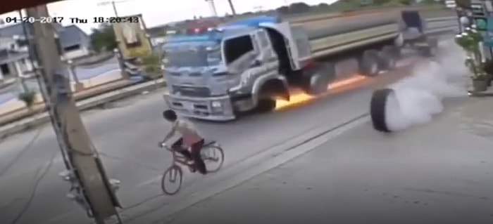 Ölümden Kıl Payı Kurtulan Bisikletli Adamın Aşırı Şanslı Olduğu Anlar