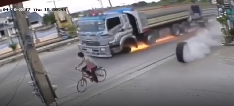 Ölümden Kıl Payı Kurtulan Bisikletli Adamın Aşırı Şanslı Olduğu Anlar