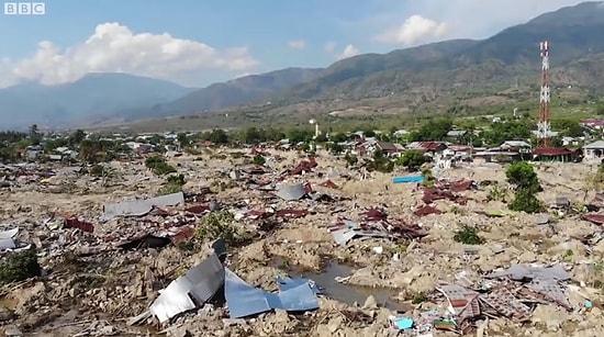 Endonezya'da Deprem ve Tsunaminin Neden Olduğu Yıkımın Havadan Kaydedilen Korkunç Görüntüleri