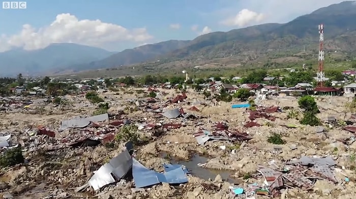 Endonezya'da Deprem ve Tsunaminin Neden Olduğu Yıkımın Havadan Kaydedilen Korkunç Görüntüleri