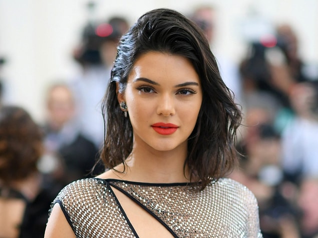 14. Gelelim biraz da bunlara! Kendall Jenner ablalarının peşinden giderek kendi güzellik markasını kurmaya hazırlanıyor!