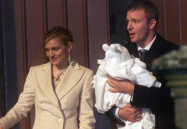 7. Madonna ve Guy Rİtchie de bir kalede evlendiler ve güvenlik nedenlerinden dolayı kalede çalışan herkes dört sayfalık bir anlaşma imzaladı.