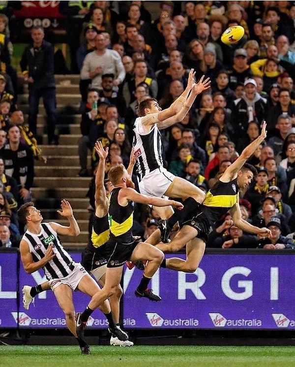 9. «Рука, протянутая к небу»