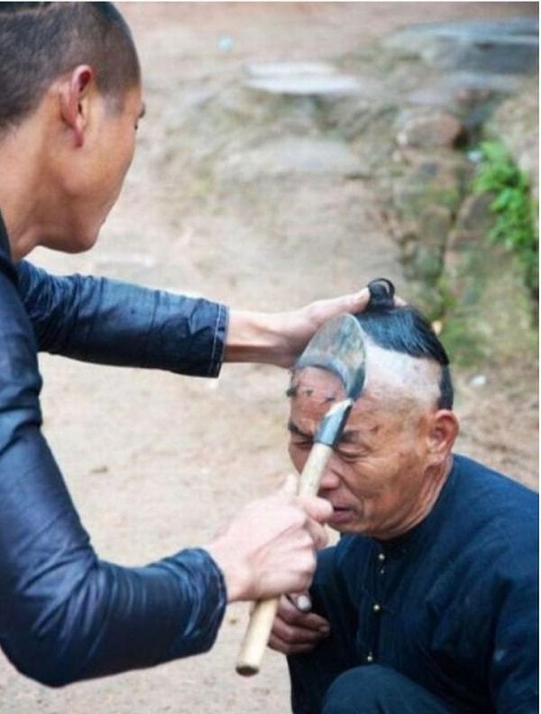 3. Berber olduğunuzdan emin misiniz? Çinli berberler orak ve sıcak maşa kullanarak saç kesebiliyorlar ve bunu yapmaları için özel bir alana ihtiyaçları yok.