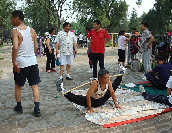 8. Açık havada yapılan takım egzersizleri Çinli insanların sağlıklı kalmalarını sağlıyor. 😂