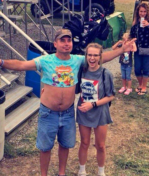 12. "Bu adam, kızının giydiği t-shirtü beğenmeyince üstlerini değiştirdiler."