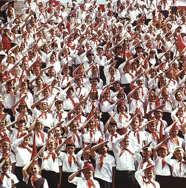 6. Что символизировали три конца пионерского галстука?