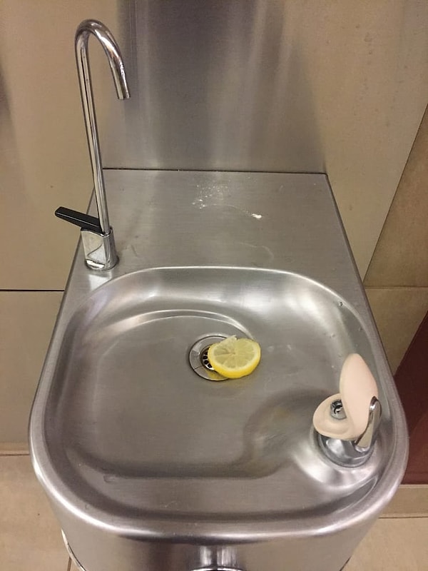 13. Это питьевой фонтанчик, люди, а не ваша мойка!