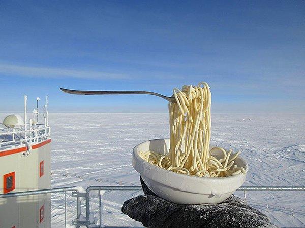4. Antartika'da -60 derecede donmuş bir noodle.
