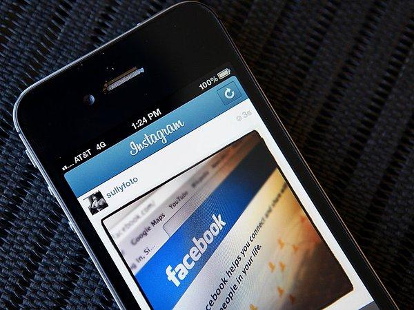 Uygulama, 2010'un Ekim ayında Instagram ismini aldı. Kelime olarak Instagram, ''instant'' ve ''telegram'' kelimelerinin birleşmesinden meydana geldi.