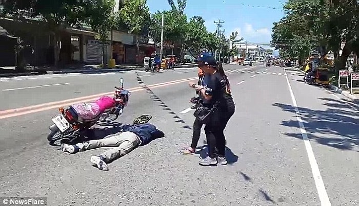 Trafik Kazası Süsü Verip Ölü Taklidi Yaparak Evlenme Teklifi Yapan 'Yaratıcı' Adam