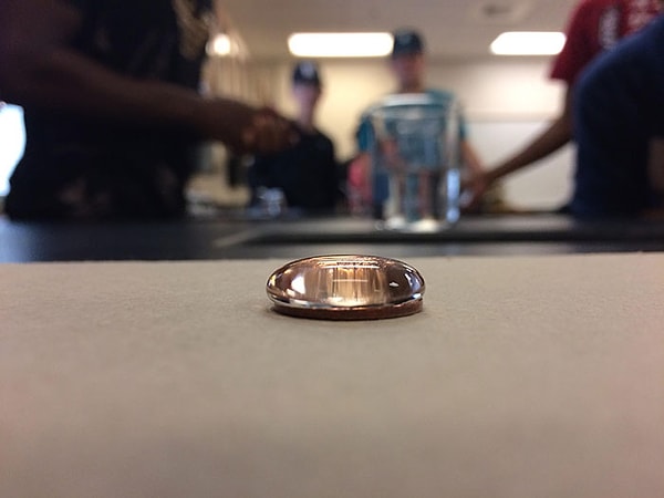 23. 137 капель воды на одном пенни