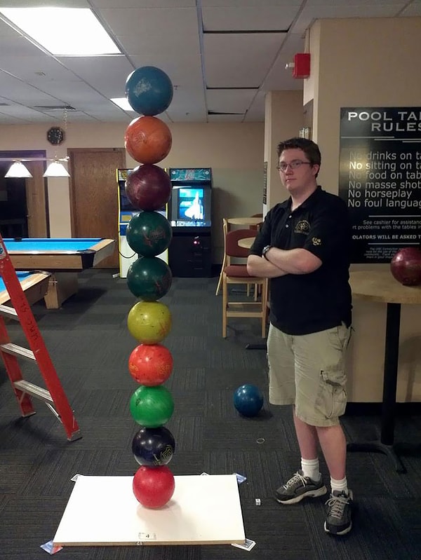 24. Как? Как он это сделал? И, может, лучше отойти от них подальше? Мало ли...