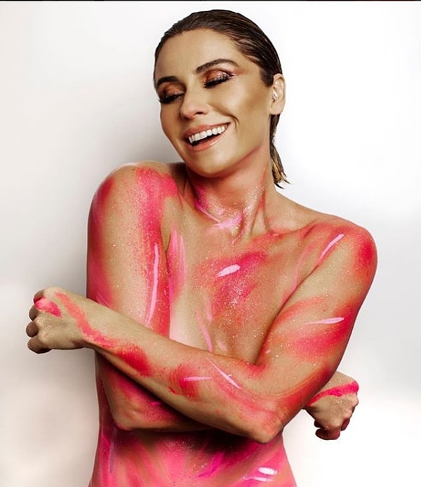 4. Многие подписчики не сразу поняли смысла данных фото. Позже актриса объяснила, что совместно с партнерами она выпускает коллекцию эксклюзивных товаров, выручка от продажи которых пойдет на исследование этой болезни