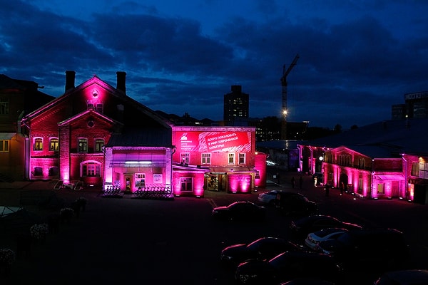 7. Для привлечения внимания, розовым цветом был озарен знаменитый Винзавод в Москве - историческое здание, построенное в 19 веке