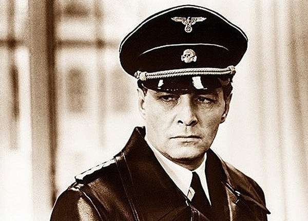 3. Разрешено ли было разведчикам носить с собой оружие, прослушивающие устройства и прочие атрибуты?