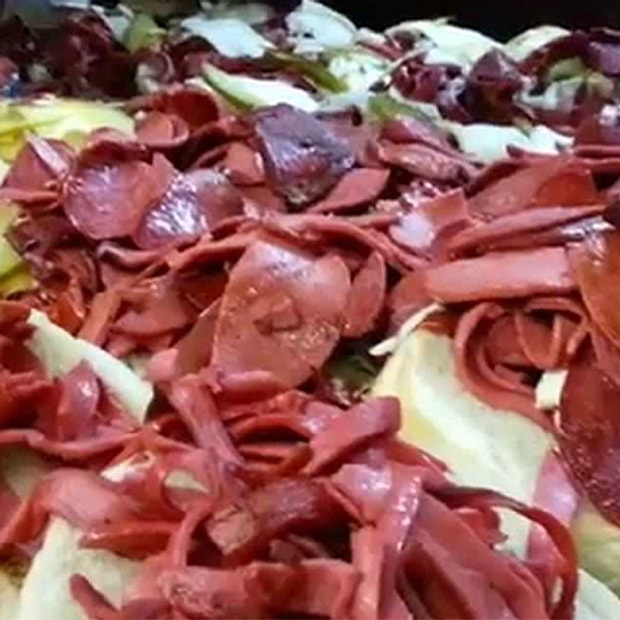 İnce doğranmış sosis ve sucuk