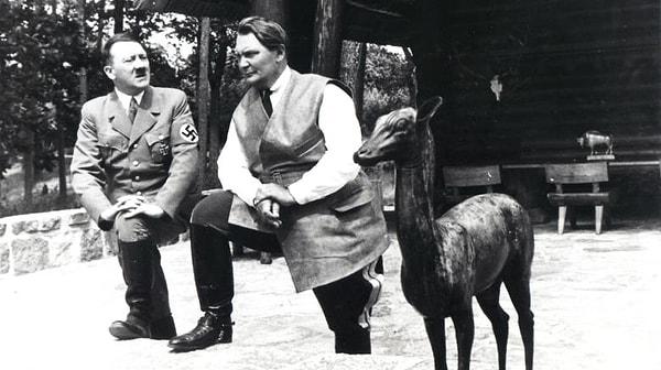 Bir şehir efsanesi, Stalin’in Hitler’i Moskova Hayvanat Bahçesi’ne gönderip orada açlıktan ölene kadar insanların ziyaretine açacağından bahseder.