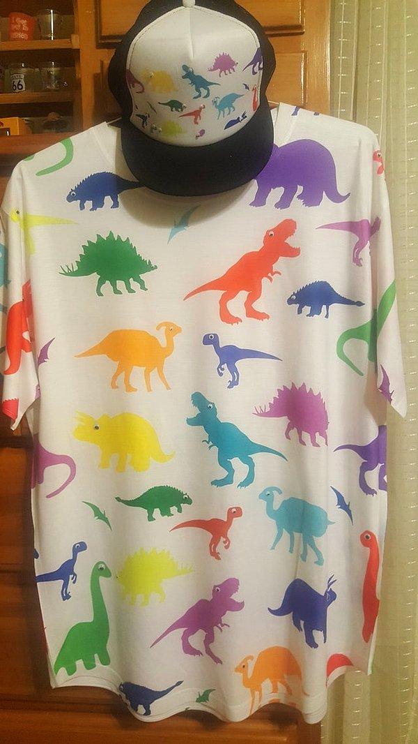 16. Tişörtündeki dinozorlara oynar göz yapıştıran.
