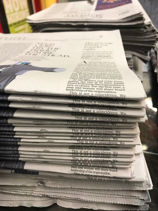 6. Надпись на сгибах газет «Это не совпадение». Кажется, Матрица пытается что-то сказать