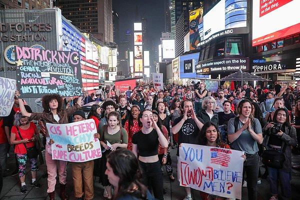 New York'ta 5. Cadde'de bulunan Trump Tower önünde düzenlenen gösteriye çoğunluğu kadın yüzlerce kişi katıldı.