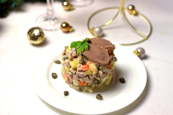 2. В какой картине ели салат "Оливье" с языком?