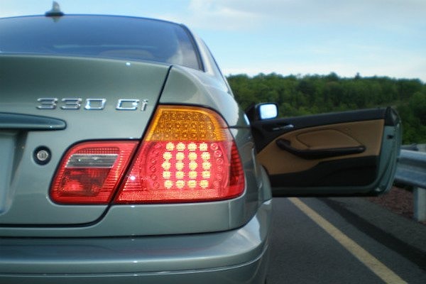 8. Водители в Словении должны включать аварийные сигналы, когда сдают назад.