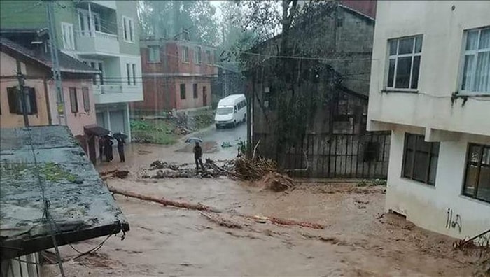 Sağanak Yağış Doğu Karadeniz'i Vurdu: Dereler Taştı, Heyelan Yolları Kapattı