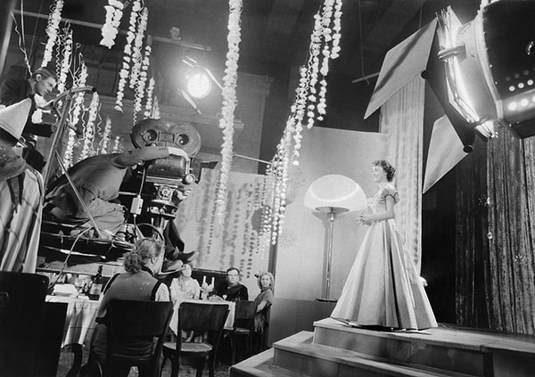 22. Съемки фильма «Карнавальная ночь», дебютной картины Эльдара Рязанова.