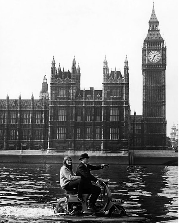 1. Веспа-амфибия на реке Темза, Лондон (1960-е).