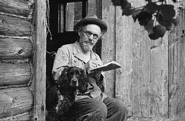 3. Писатель Михаил Пришвин с собакой Жулькой.