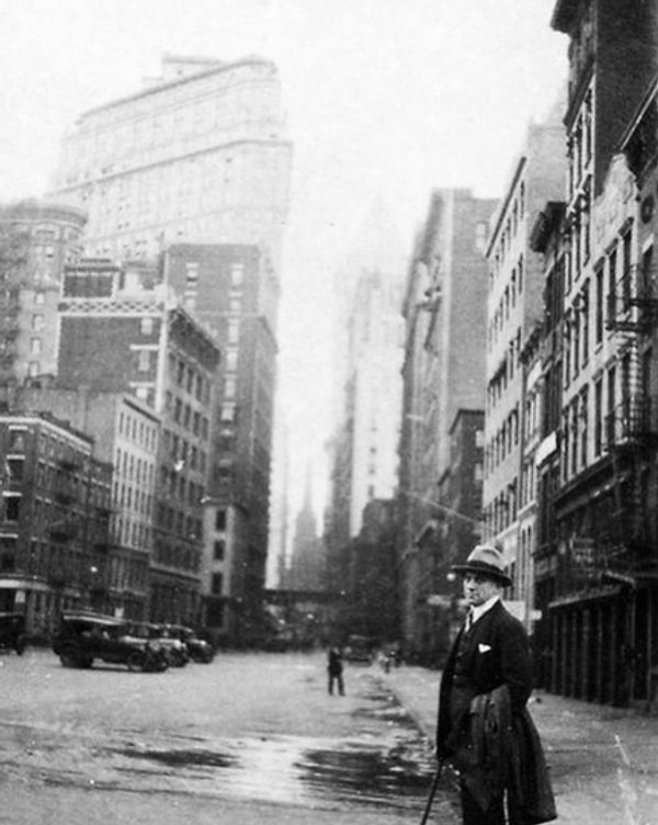 4. Владимир Маяковский в Нью-Йорке (1925 год).