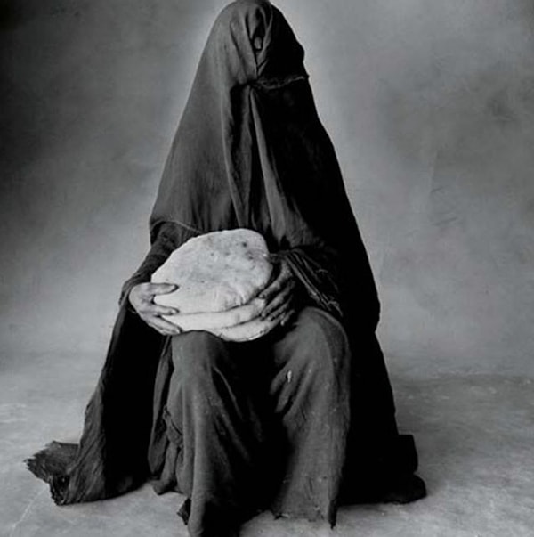 9. Женщина с хлебом, Марокко (1971 год).