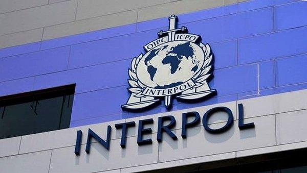 Kasım 2016'da Interpol başkanı seçilen Meng, eşi ve çocuklarıyla Interpol'un genel merkezinin de bulunduğu Fransa'nın Lyon kentinde yaşıyor.
