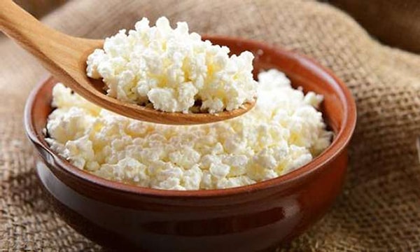 11. Балканские жители клали сырное сырье в мочу мальчиков. Таким образом, смешав его с творогом, они получали очень вкусный и пряный сыр.