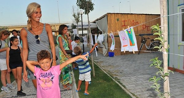 8. Çağla Şıkel de tüm projelere çocukları Uzay ve Kuzey ile katılıyor.