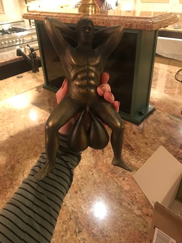 10. «Мой отец переезжает в новый дом. Посмотрите на дверную ручку, которую он оставил новым владельцам!»