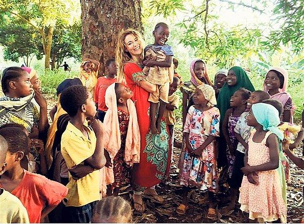 9. Gamze Özçelik, Afrika'da yardıma muhtaç çocuklar için "Umuda Koşanlar Derneği" kurarak onlara el uzattı.