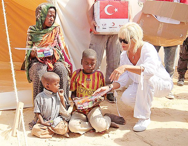 19. Ajda Pekkan Somali'den Soma'ya pek çok ihtiyaç sahibine destek oldu.