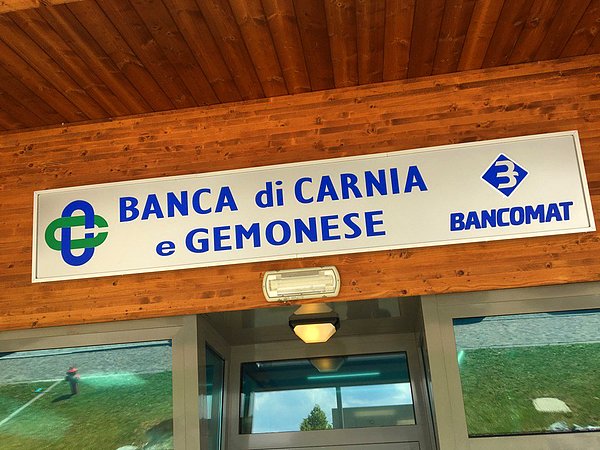 Dolomiti Dağları'ndaki Forni di Sopra kasabasında bir bankada müdür olarak çalışan Gilberto Baschiera, kredi almada zorluk yaşadıklarını gördüğü emeklilere ve gençlere yardım etmeye karar verdi.